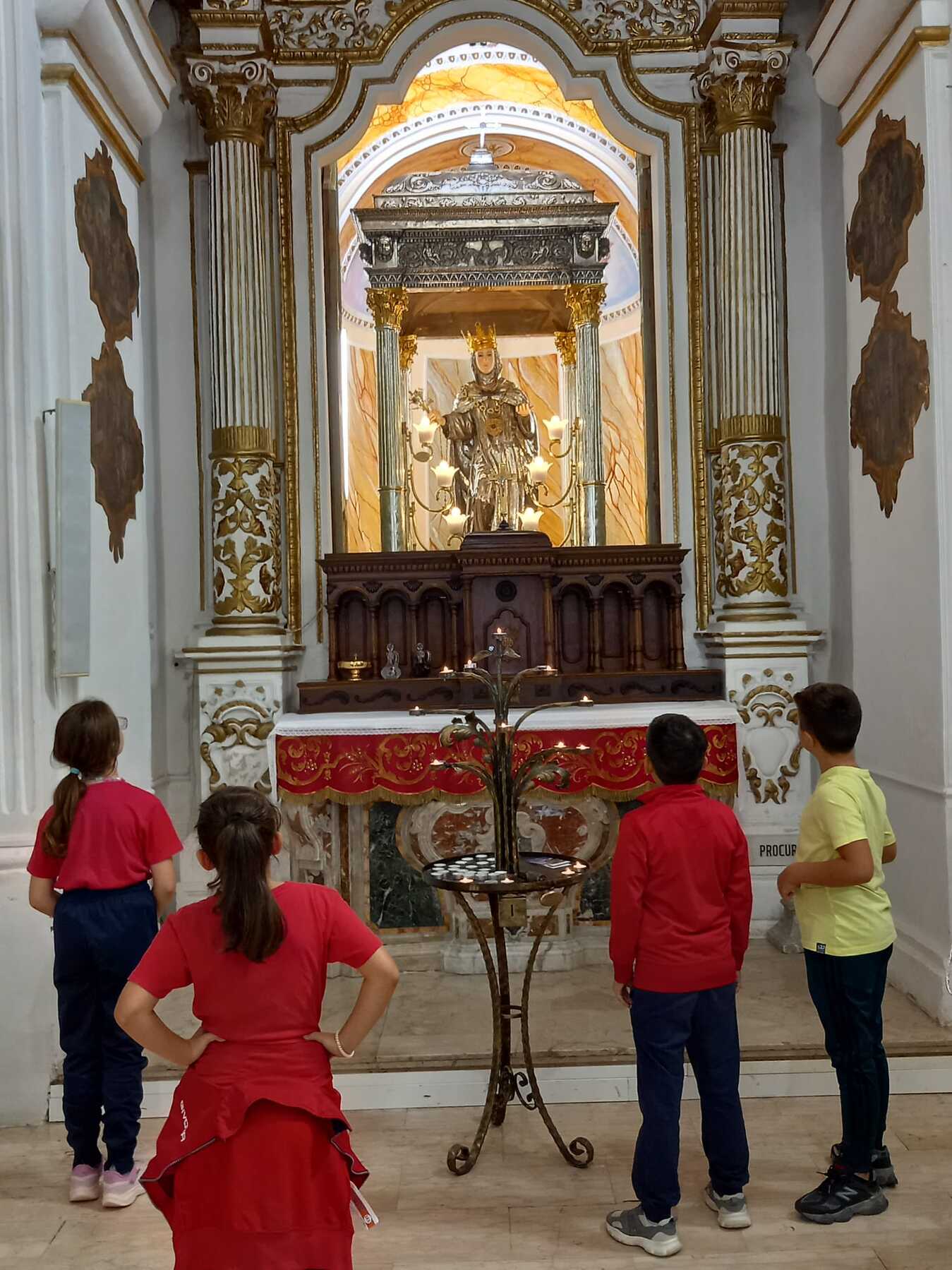 UNA TRADIZIONE CHE SI RINNOVA: LE CLASSI QUINTE CELEBRANO LA FESTA DEI 